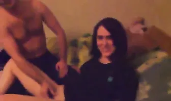 Парень мастурбирует киску девушке во время русской студенческой вечеринки