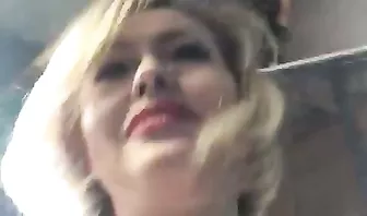 Русская госпожа показывает свои прелести перед веб-камерой в соло