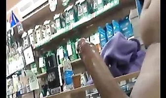 Страстная брюнетка сосет член мужчины в магазине