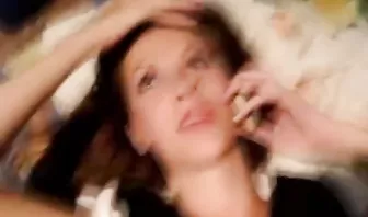 Телка болтает со своим парнем по телефону во время секса с любовником