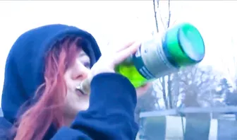 Рыжая шалава напивается в хлам и ссыт на пол