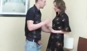 Вуаерист трахнул симпатичную бабу после слежки за ней