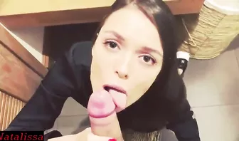 Голодная брюнетка сосет пенис друга в ванной во время вечеринки