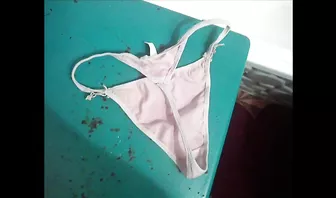 Трахает в пизду раком и кончает в рот симпатичной блондинке