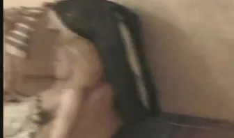 Голая женщина в пьяном состоянии отсасывает пенис парня на хате