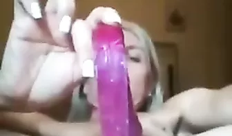 Зрелая дама снимает на камеру телефона вагинальную дрочку