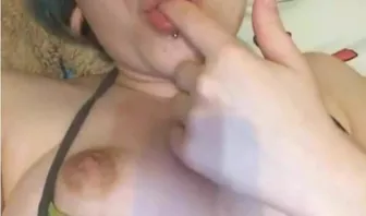 Потаскуха снимает видео и ласкает пальцами мохнатку