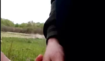 Зрелая брюнетка на природе отсасывает мужской хуй