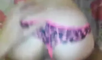 Чел отодвинул трусики подружки и поимел её в киску раком