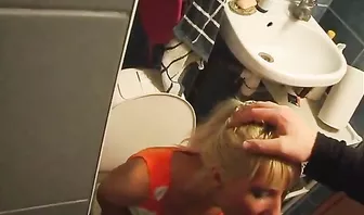 Блондинка в туалете киску приласкала и другу отдалась