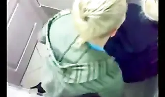 Девок трахают в туалете клуба на порно с мобильного телефона