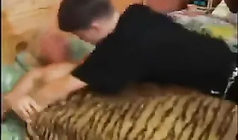 Молодой парнишка грубо трахнул свою аппетитную тётушку в спальне