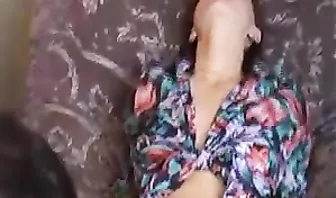 Сексуальная женушка хочет вагинального фистинга от мужа