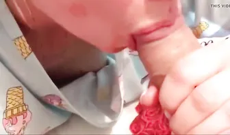 Любвеобильная девушка дрочит член перед тем как поскакать на нем от первого лица