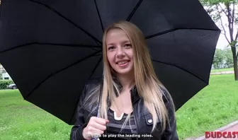 Пикапер в дождливую погоду развел на секс девушку