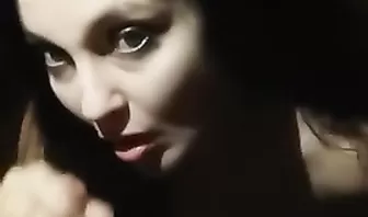 Похотливая русская мамочка с пышными сиськами отсасывает сыночку в сауне и пожирает сперму