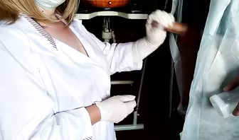 Толстая медсестра в халате и чулочках дрочит пациенту хуй чтобы взять пробу спермы